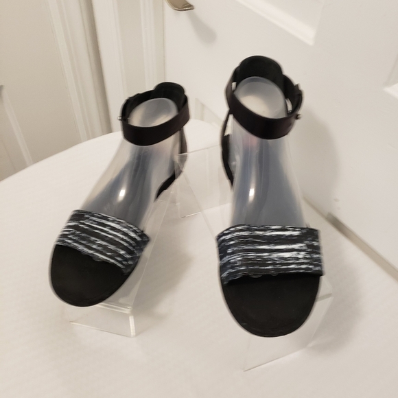VINCE BLACK & WHITE "Sawyer" Sandals, Size 9 = 40, Stylish Flats Sleek - Picture 6 of 12